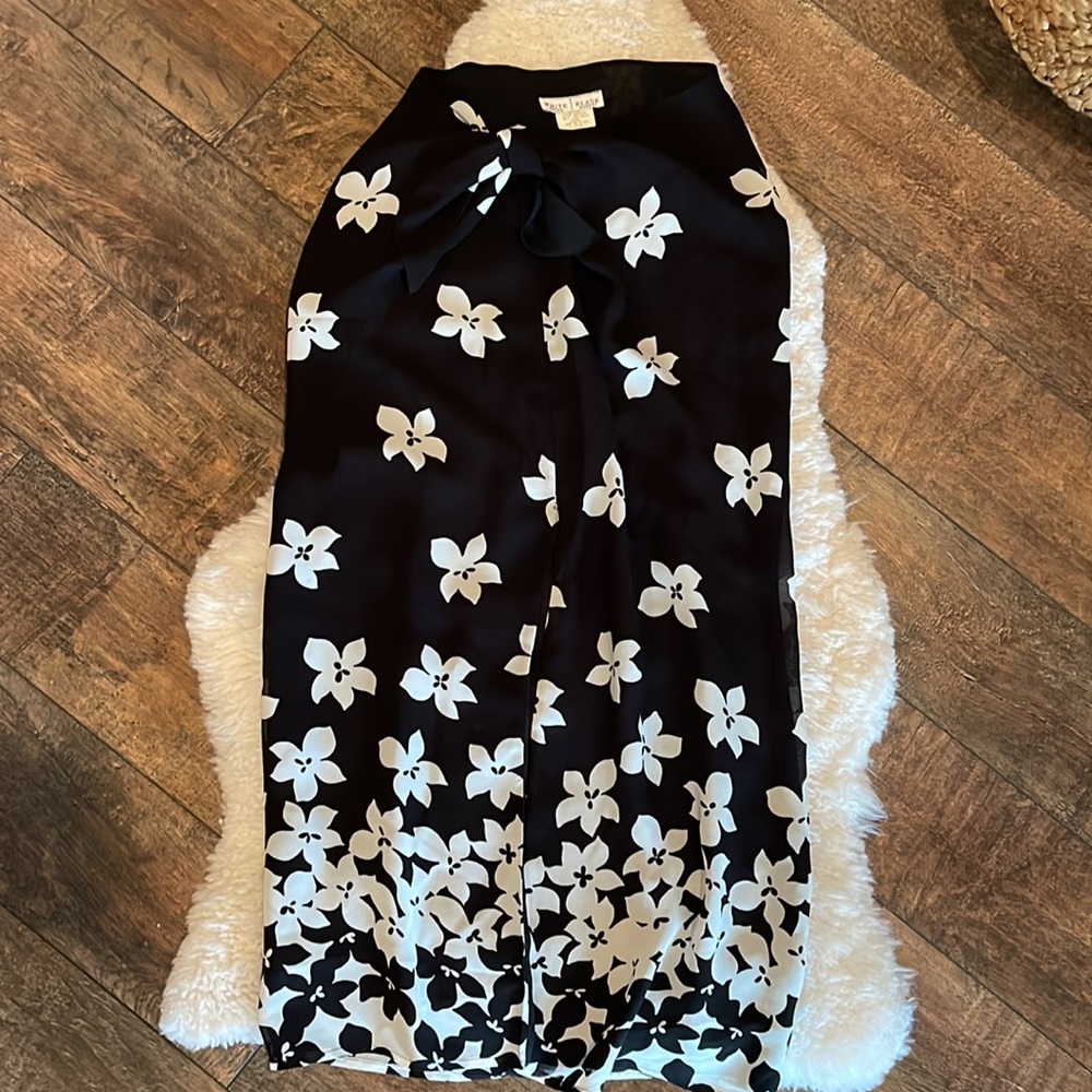 White House Black Market wrap skirt- size Extra Small. Great skirt!!
